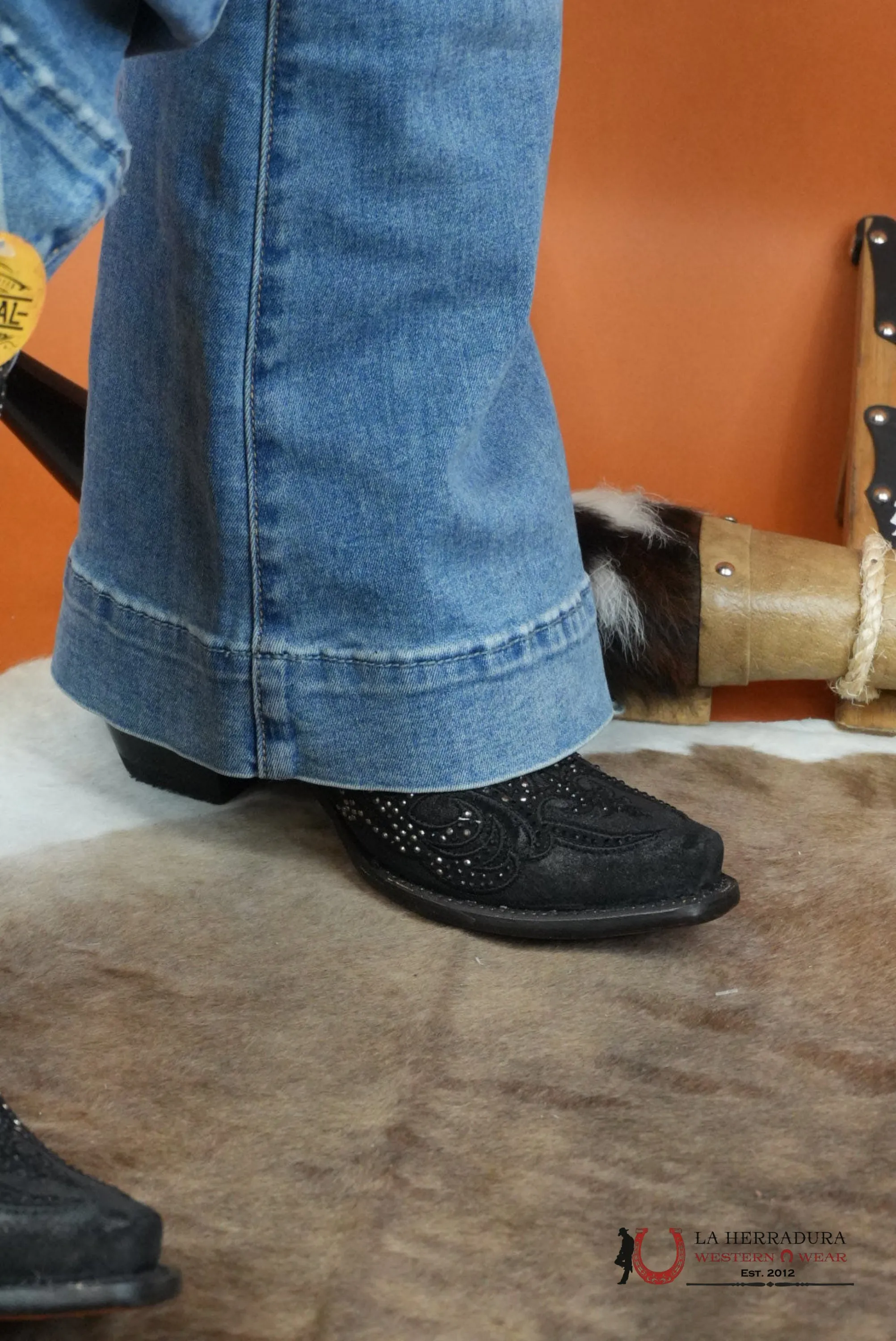 CORRAL BLACK EMBROIDERY & CRYSTALS POINT TOE BOOT C4100