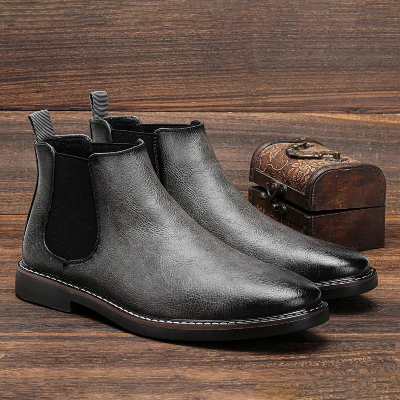 Elegant men's boots with comfortable insole