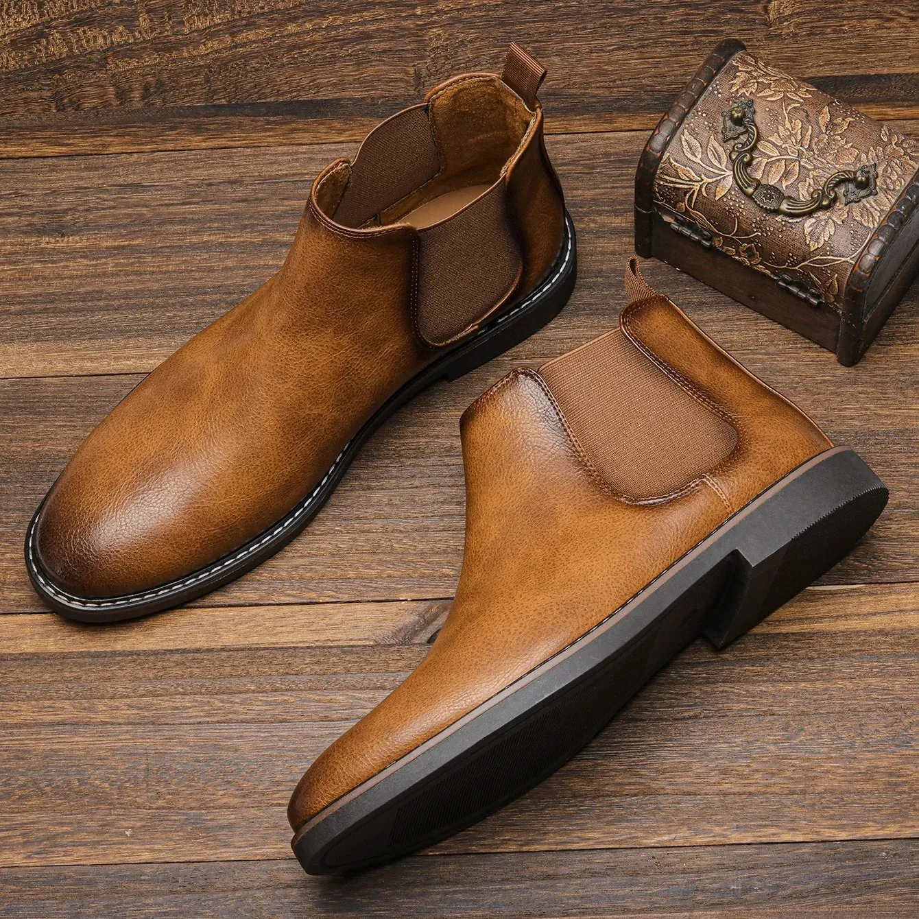 Elegant men's boots with comfortable insole