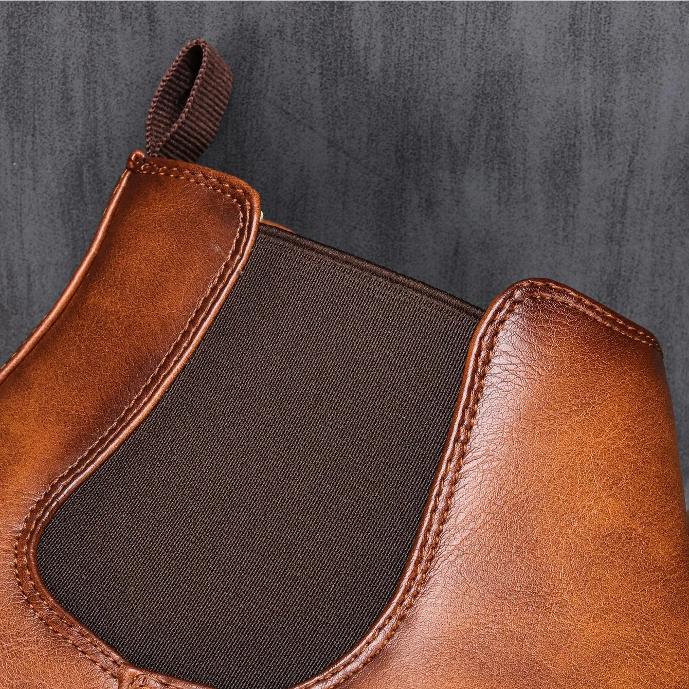 Elegant men's boots with comfortable insole