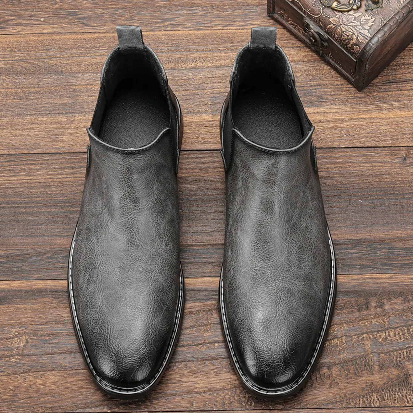 Elegant men's boots with comfortable insole