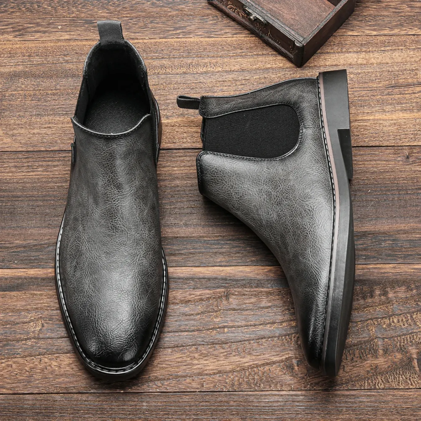Elegant men's boots with comfortable insole