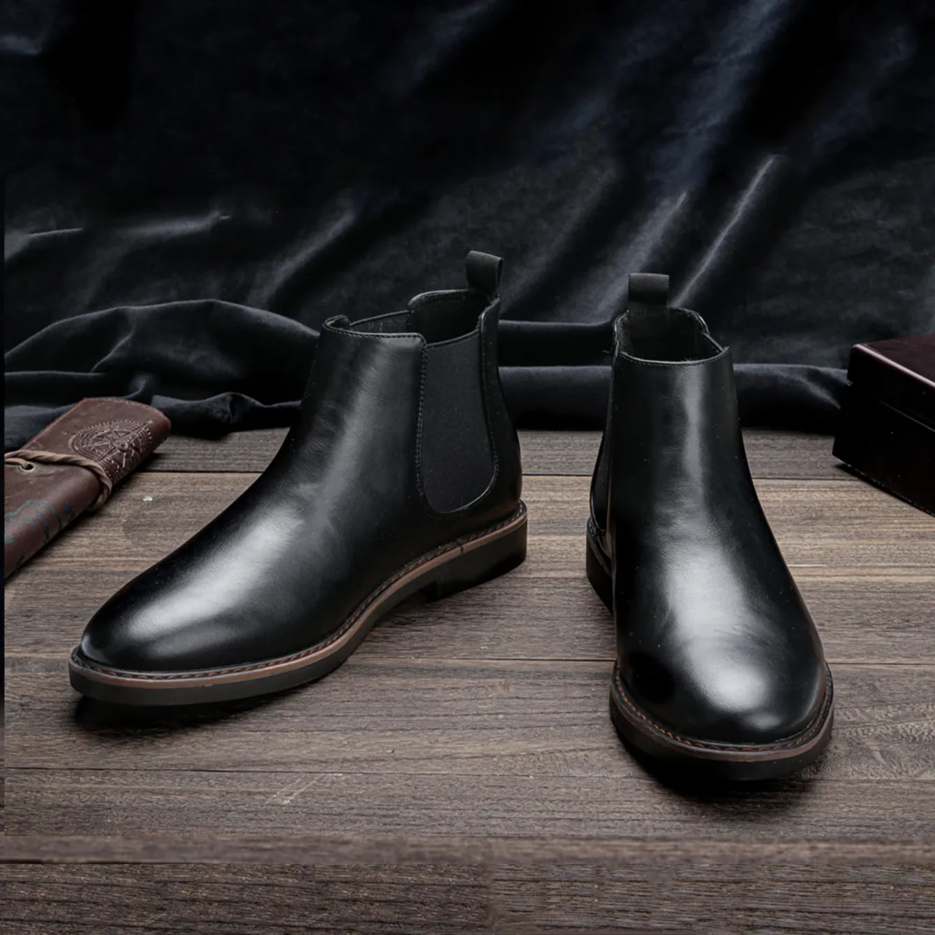 Elegant men's boots with comfortable insole