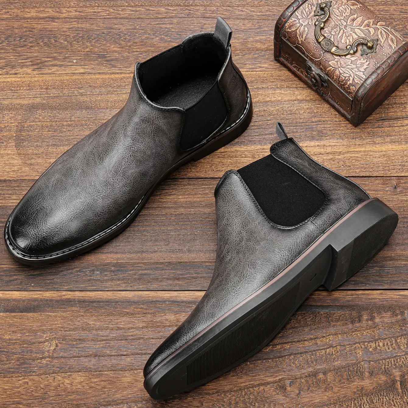 Elegant men's boots with comfortable insole
