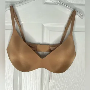 NWT Skims WIRELESS FORM T-SHIRT DEMI BRASz 38DD