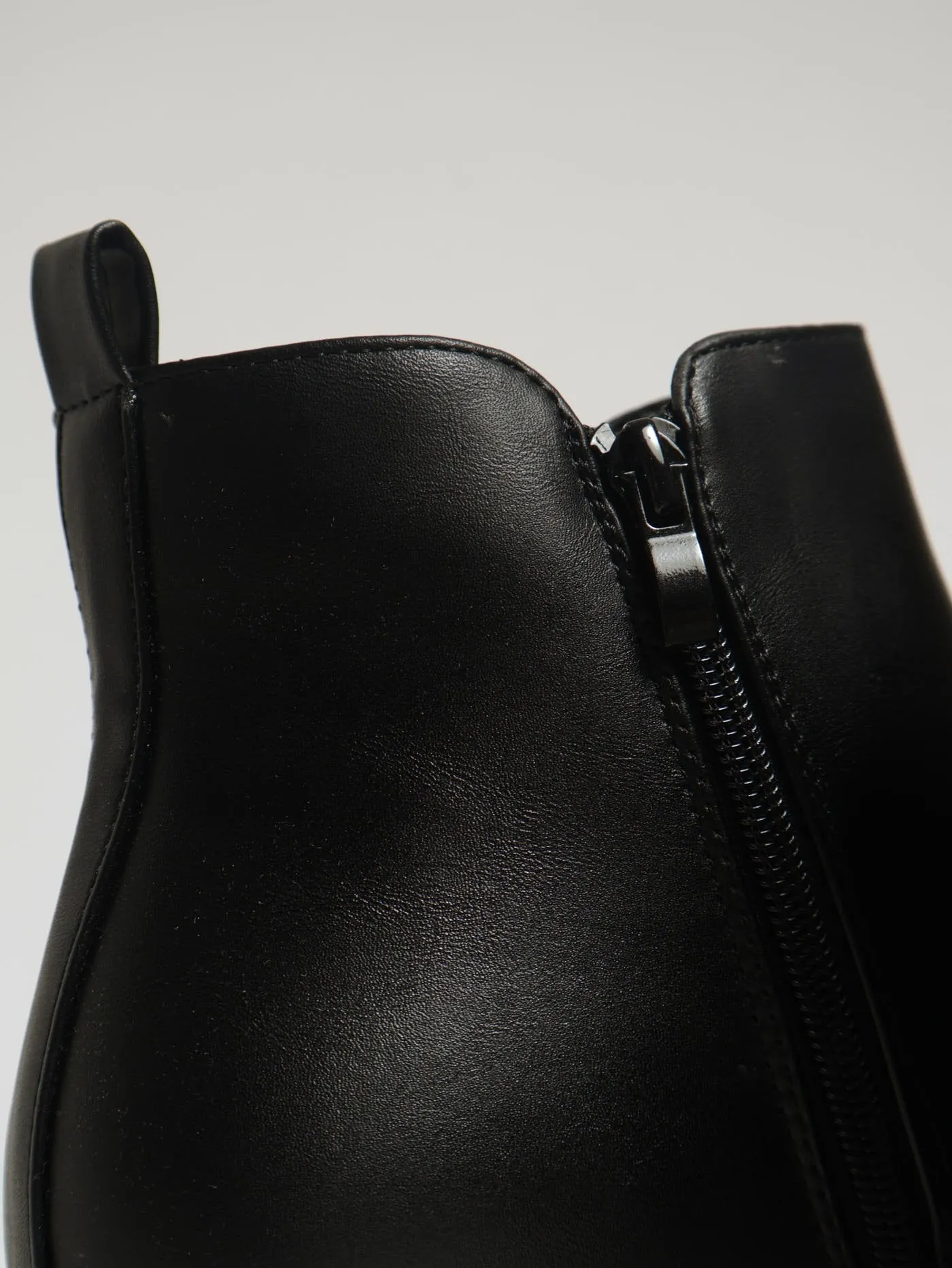 Soft Samcha Chelsea Boot - Black